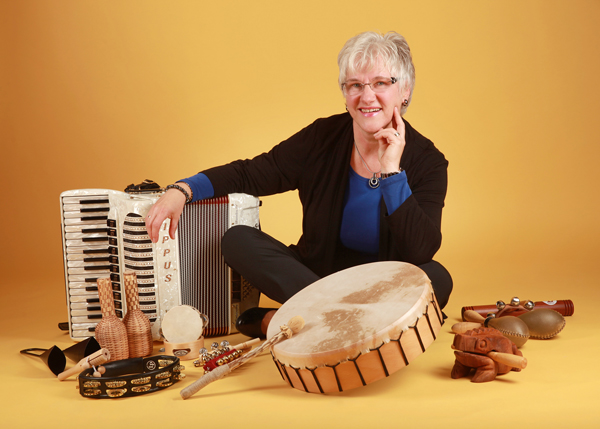 Elke Turba inmitten ihrer Instrumente